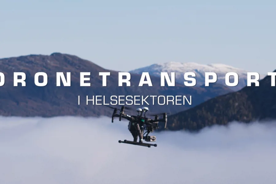 Drone som flyr over tåken i den dal på Vestlandet.