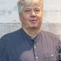 En mann som smiler til kameraet
