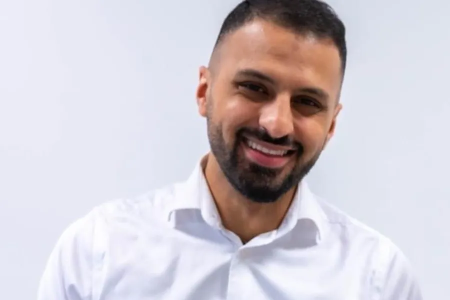 En mann som smiler til kameraet