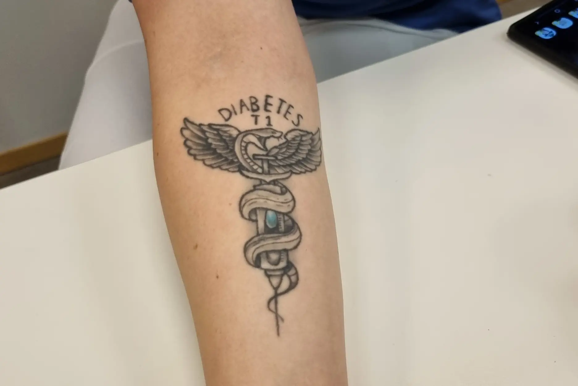 En tatovering på en persons arm