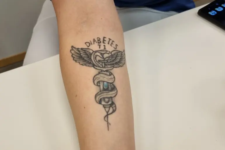 En tatovering på en persons arm