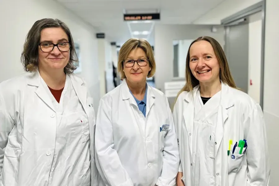 Noen få kvinner i hvite labfrakker