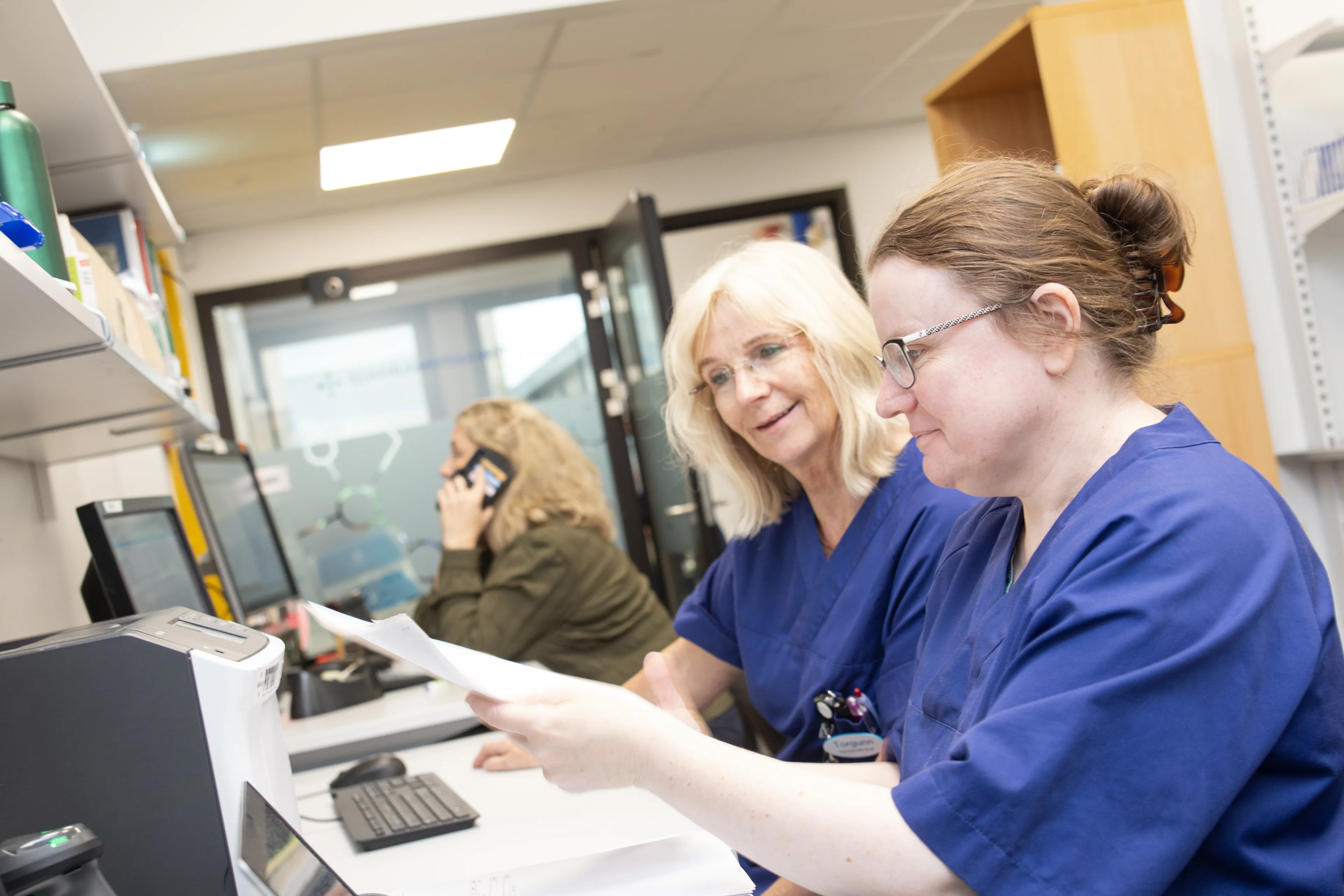 To tilsette ser over nokre dokumentar