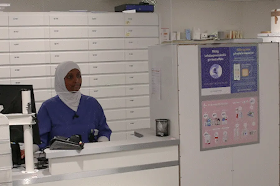 Bisharo handterer kunde som har spørsmål.