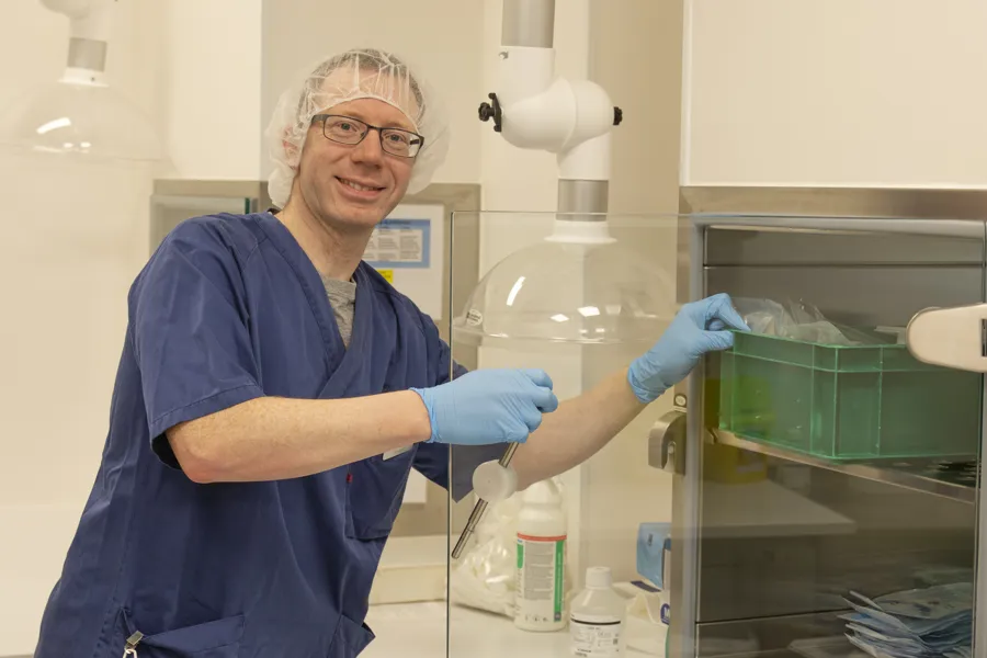 Eirik svandal er iført beskyttelsesutstyr og står i nærheten av en isolator.