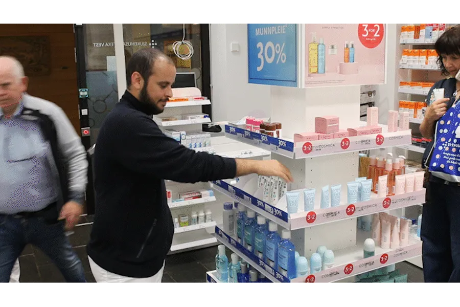 Faisal rydder i varene mens han snur seg til kamera