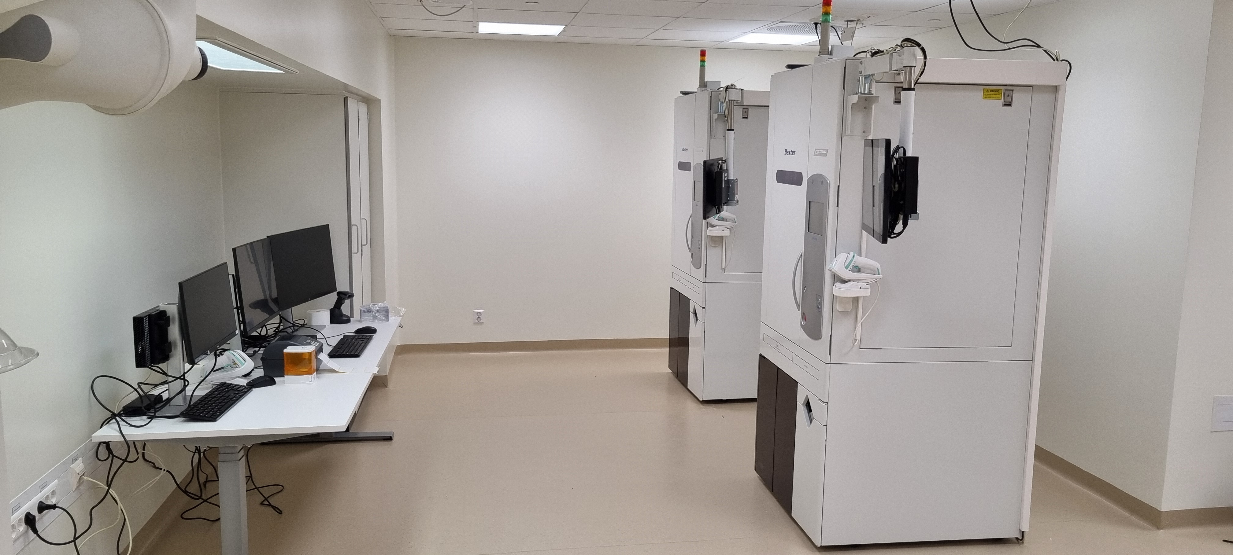 To store endosemaskiner står i et åpent rom, uten noen folk i nærheten.