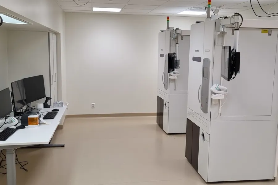 To store endosemaskiner står i et åpent rom, uten noen folk i nærheten.