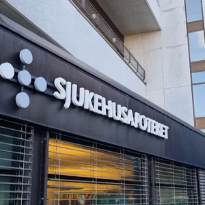 Et skilt på siden av en bygning