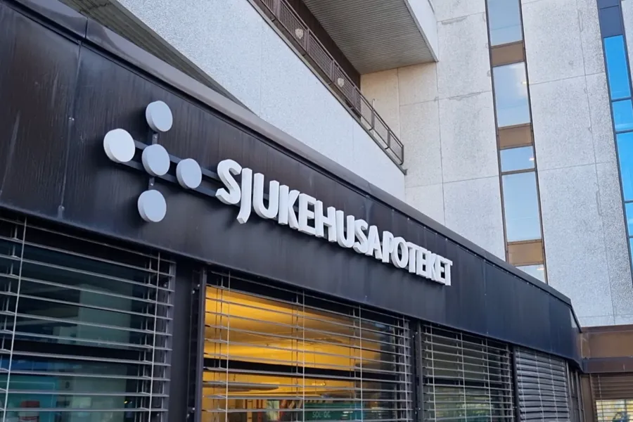 Et skilt på siden av en bygning