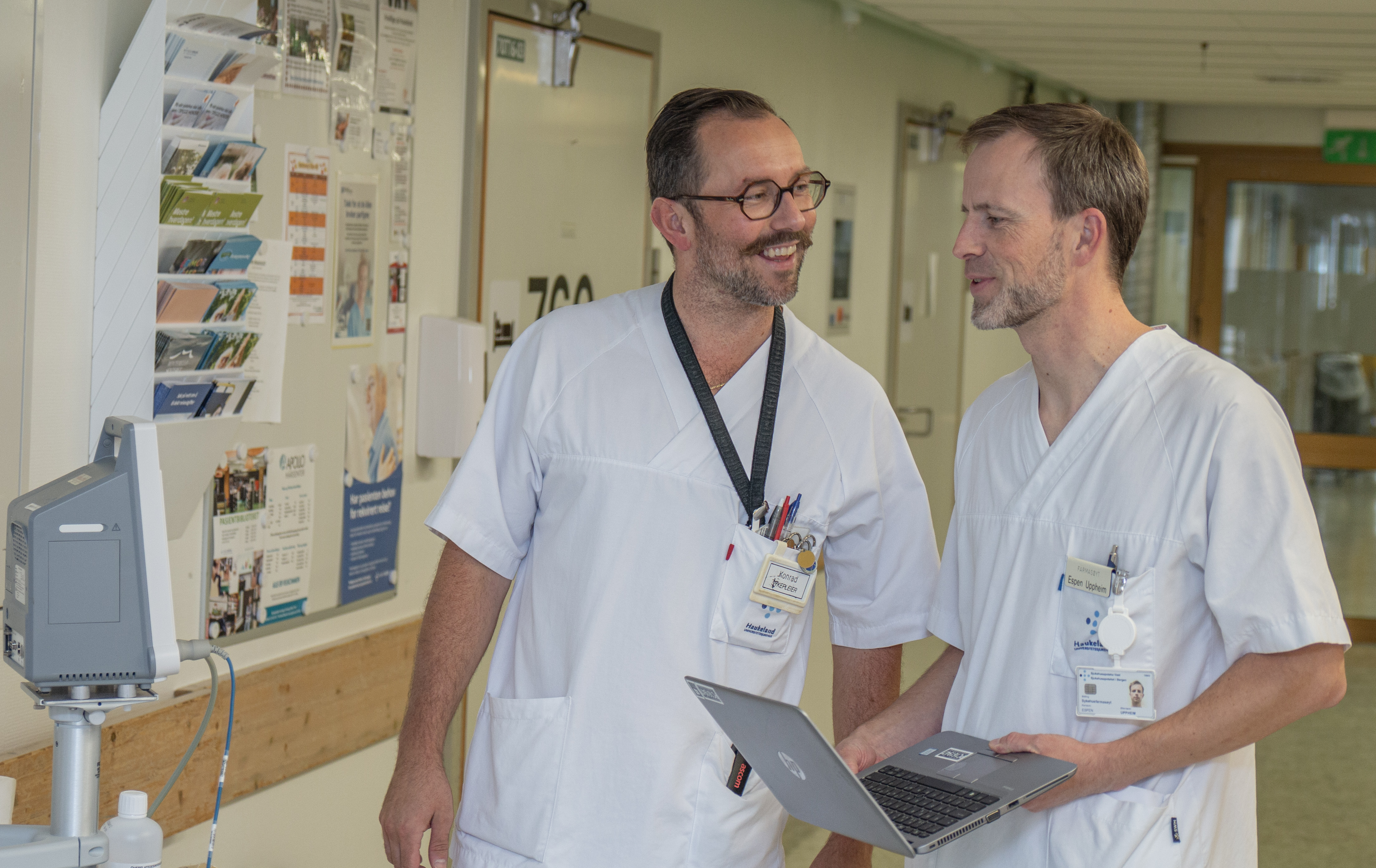 Farmasøyt Espen står og snakker sammen med en sykepleier på ortopedisk klinikk