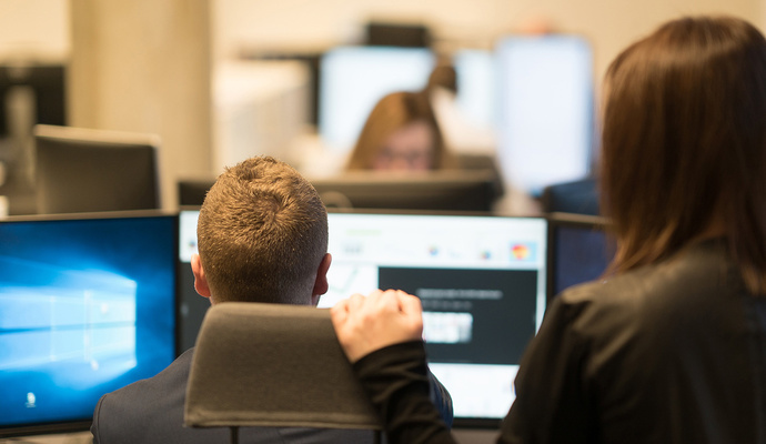 En mann og en kvinne som ser på en dataskjerm