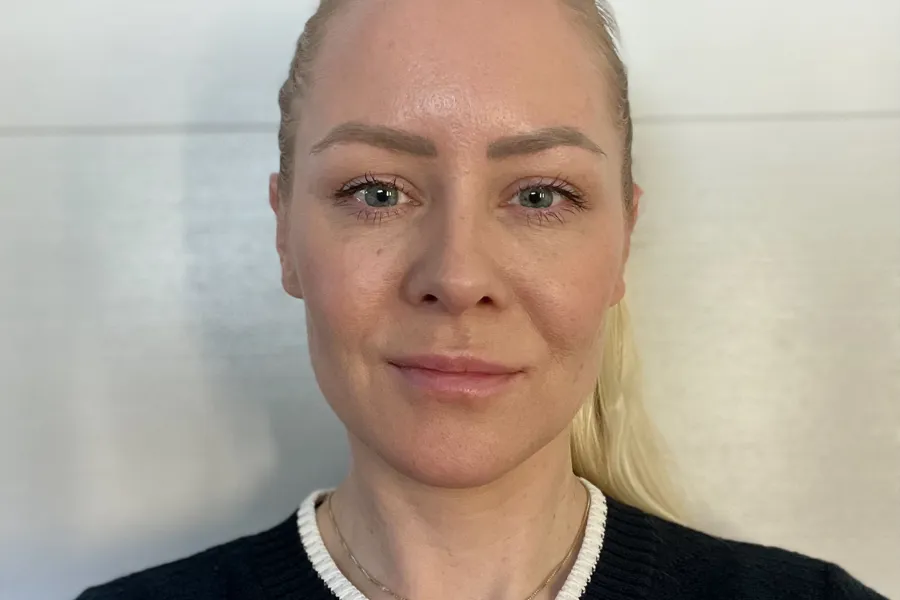 En mann med blondt hår