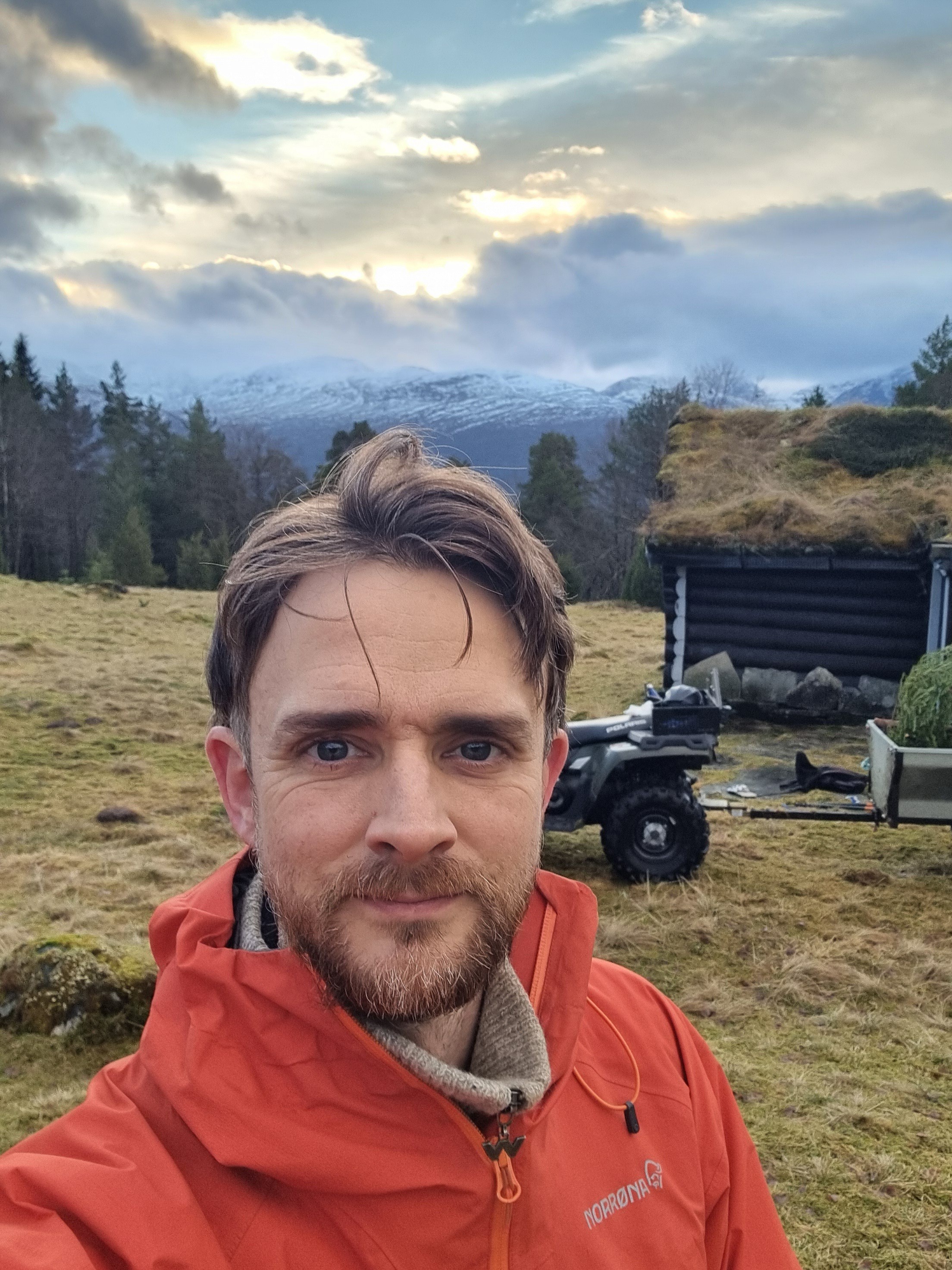 En mann som tar en selfie