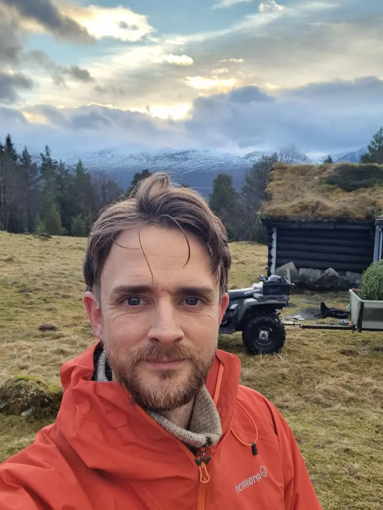 En mann som tar en selfie