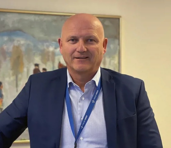 En mann i blå dress