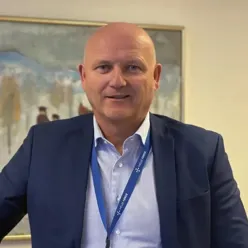 En mann i blå dress