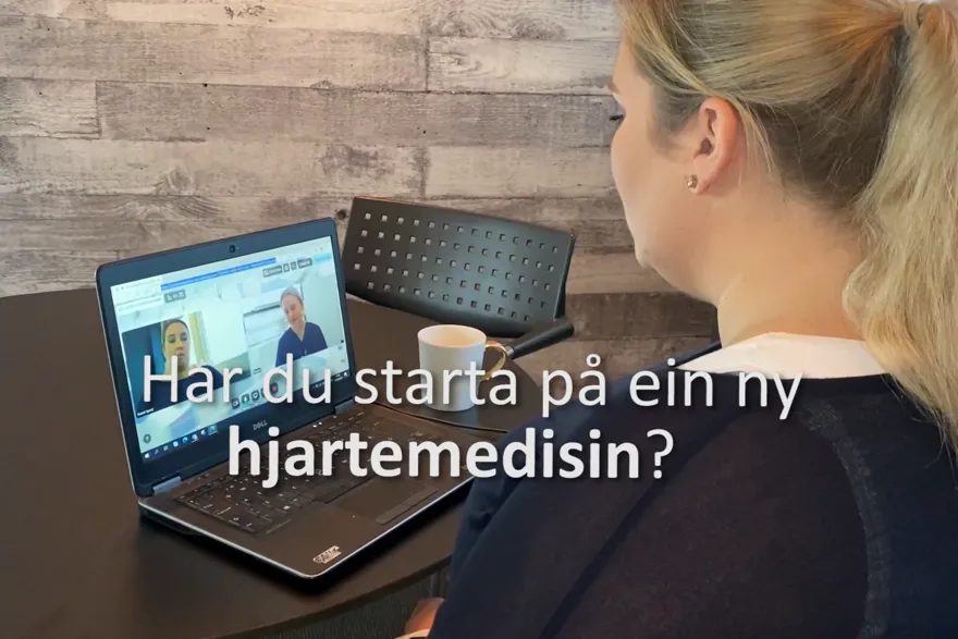 Kvinne som sitter i et videomøte med farmasøyter