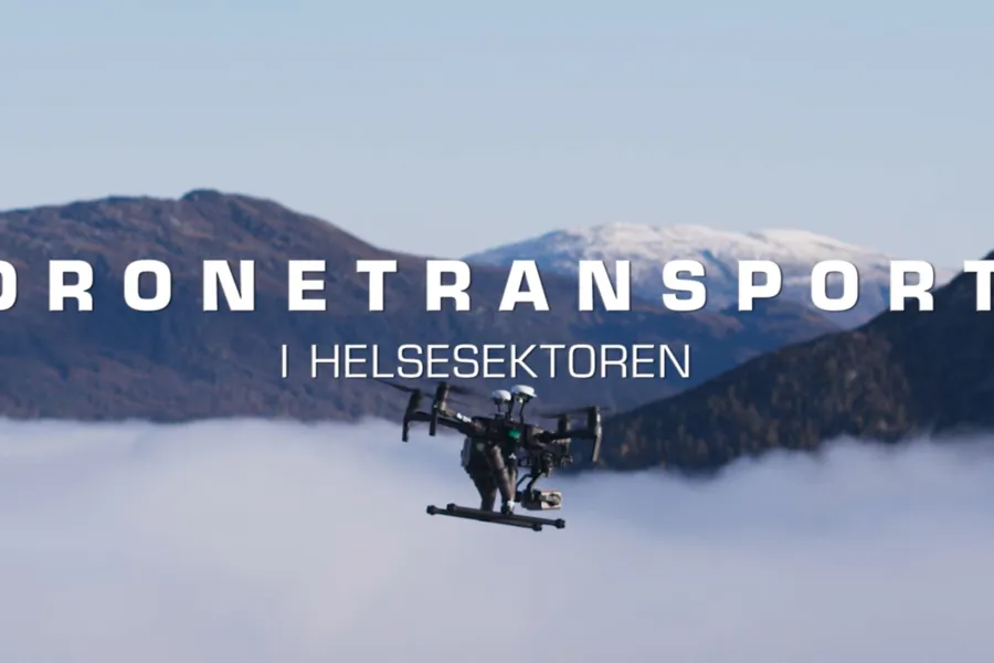 Drone som flyr over tåken i den dal på Vestlandet.