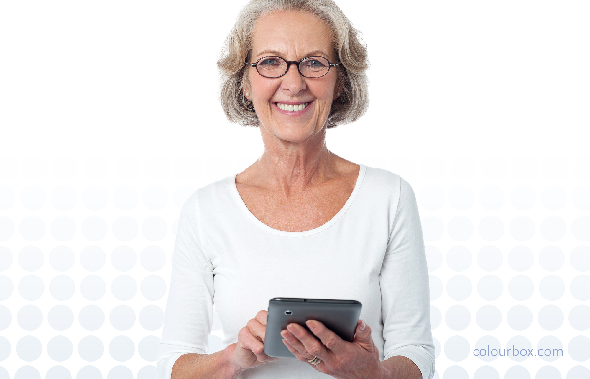 En person som holder en telefon