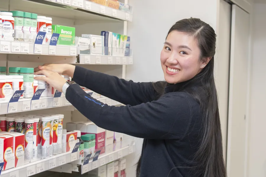 Thiet rydder i hyllene i apoteket på Haraldsplass