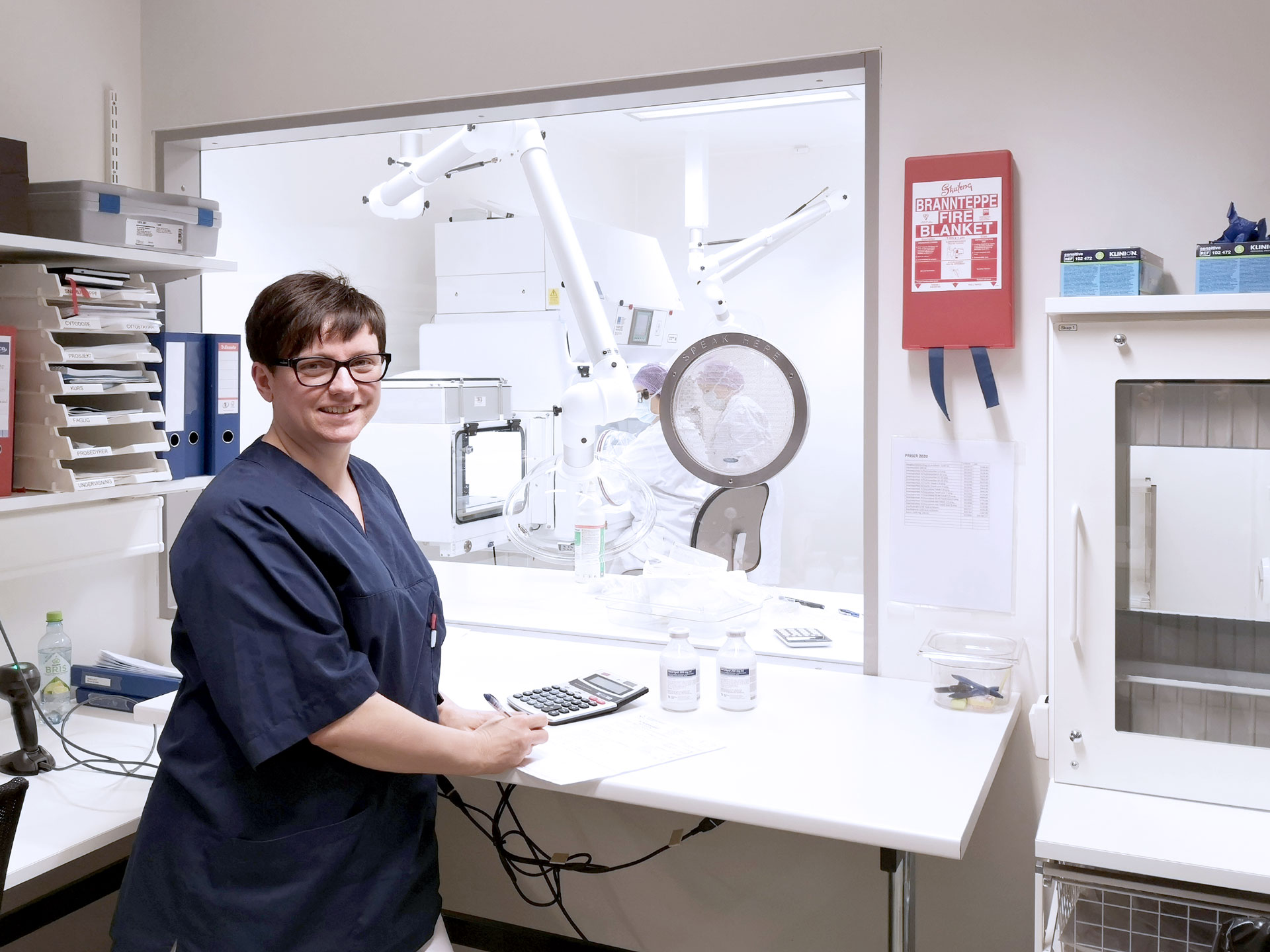 Sølvi poserer foran produksjonslokalene i Sjukehusapoteka Vest