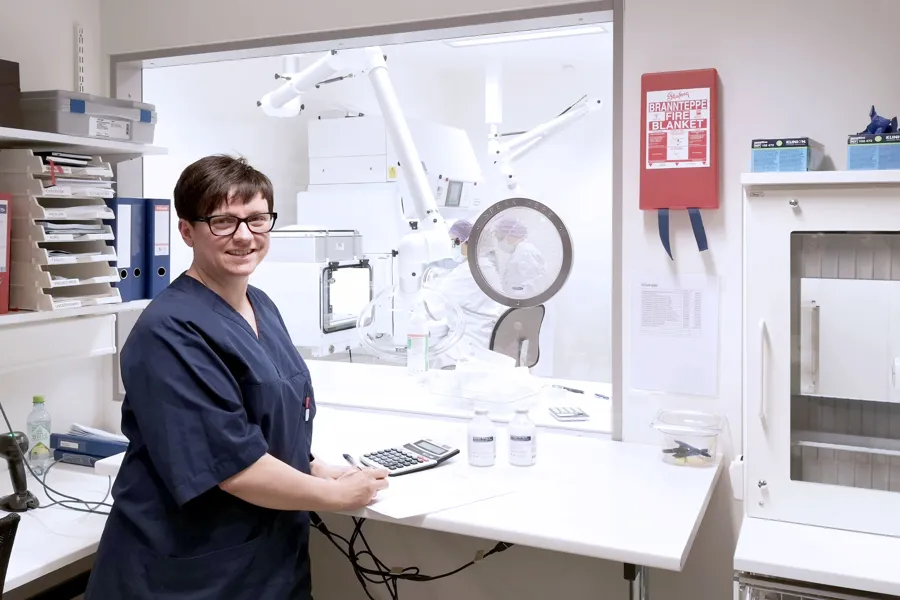 Sølvi poserer foran produksjonslokalene i Sjukehusapoteka Vest