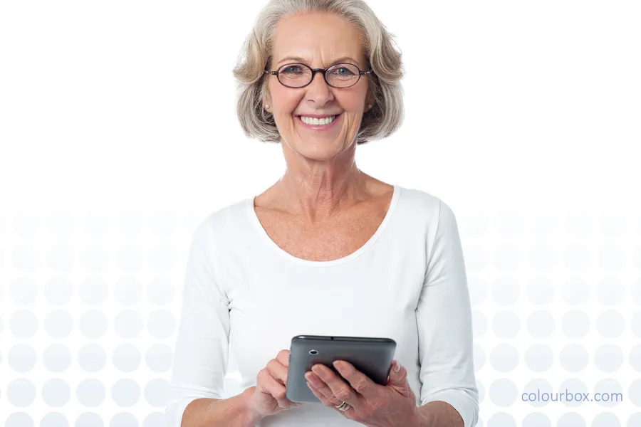 En person som holder en telefon