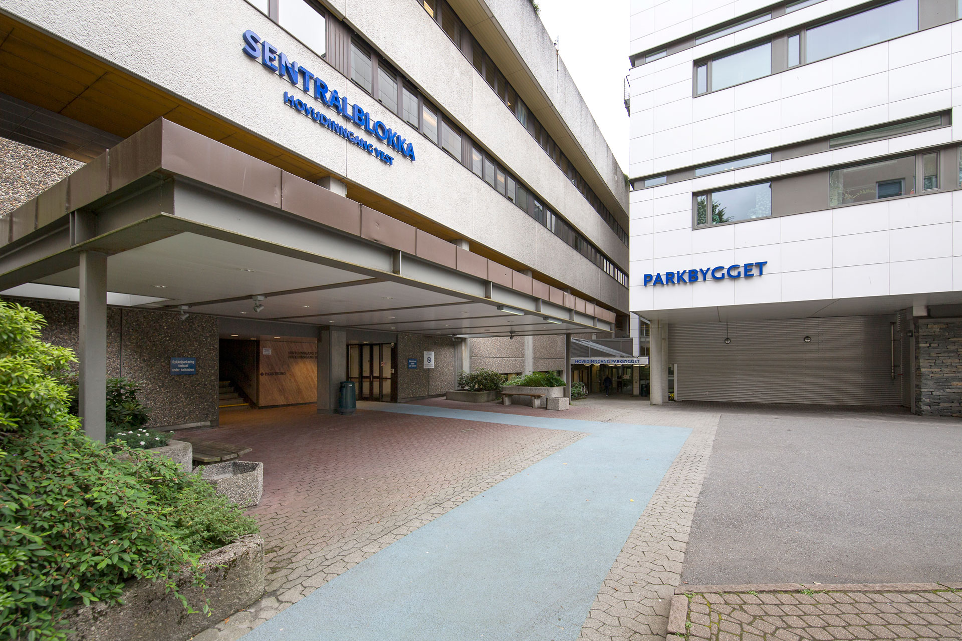 A building with a walkway