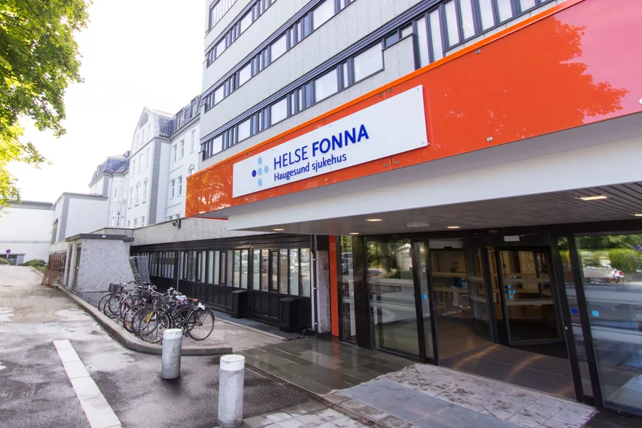 En bygning med sykkelstativ