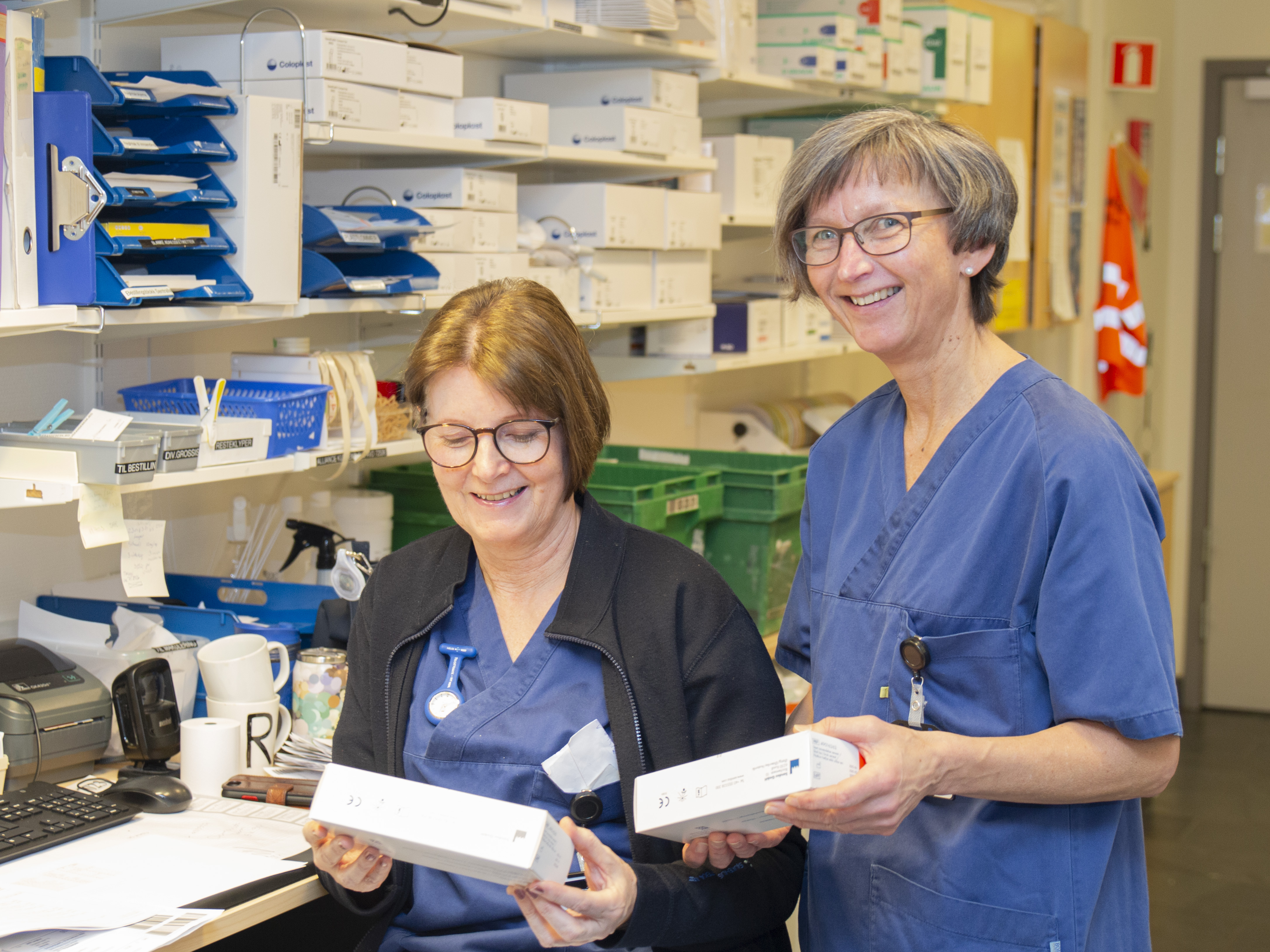 Et par kvinner holder papirer