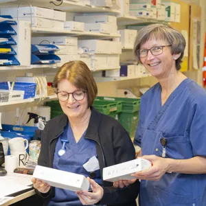 Et par kvinner holder papirer