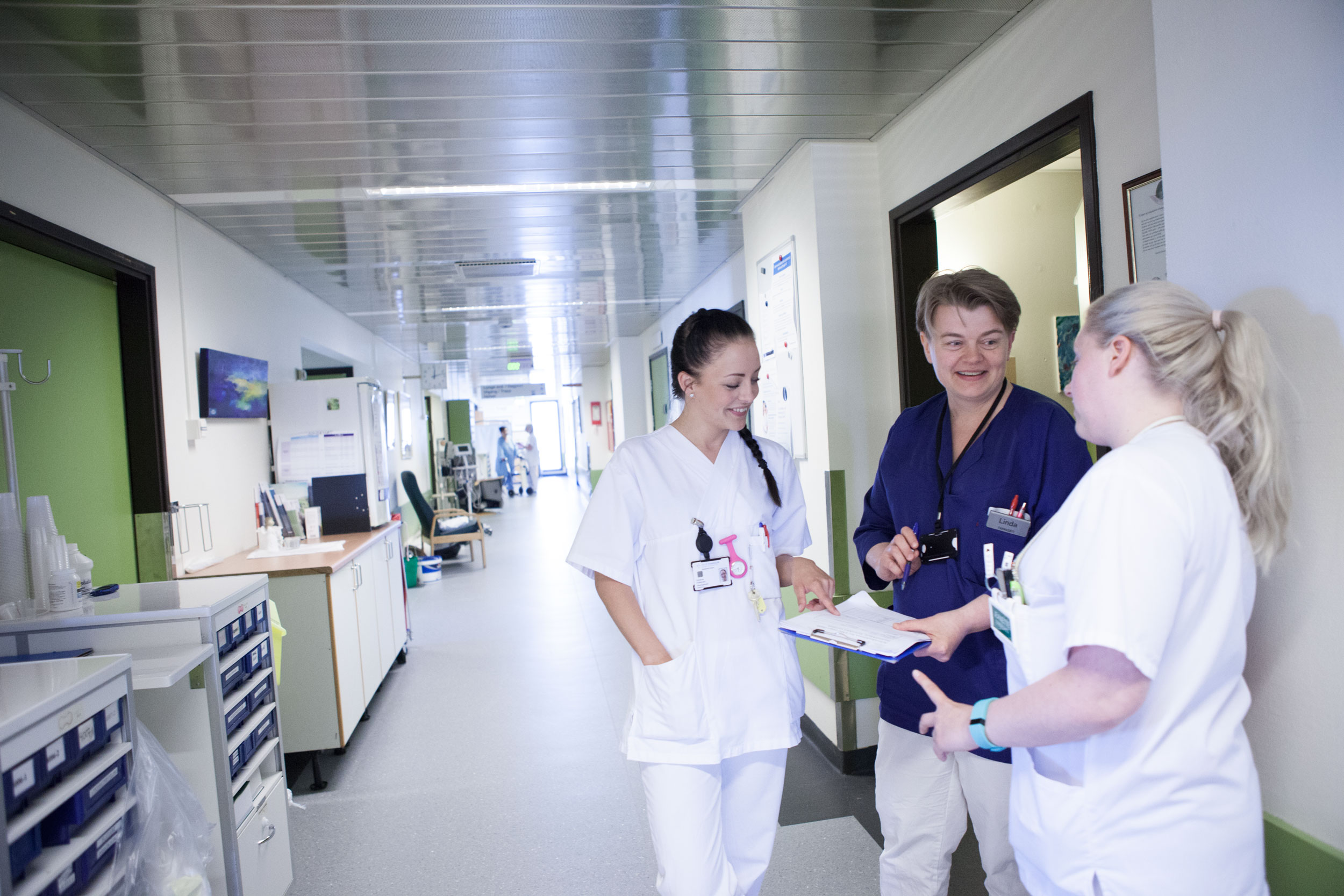 En gruppe mennesker i et rom