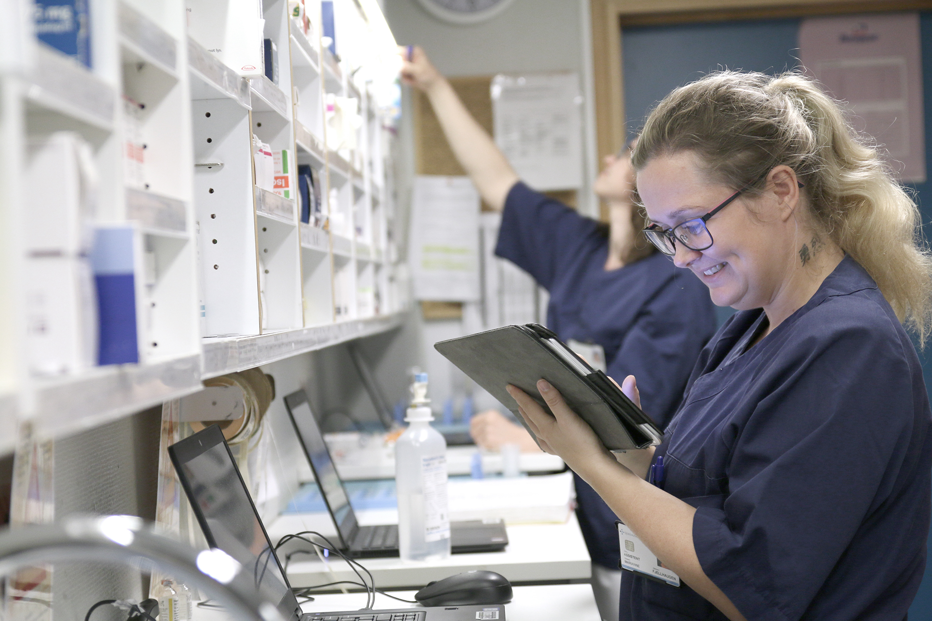 En mann som ser på et nettbrett