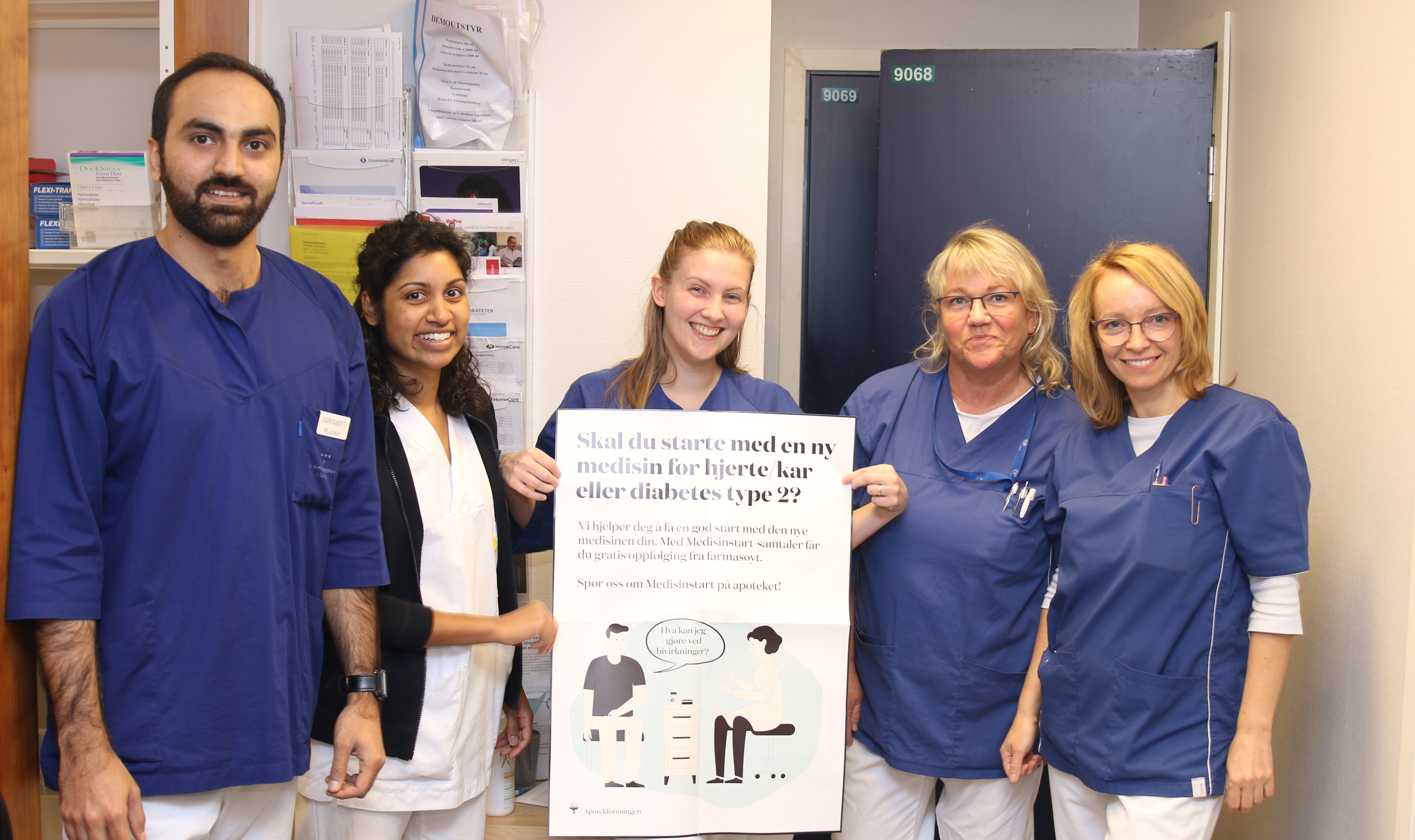 En gruppe mennesker som holder et skilt