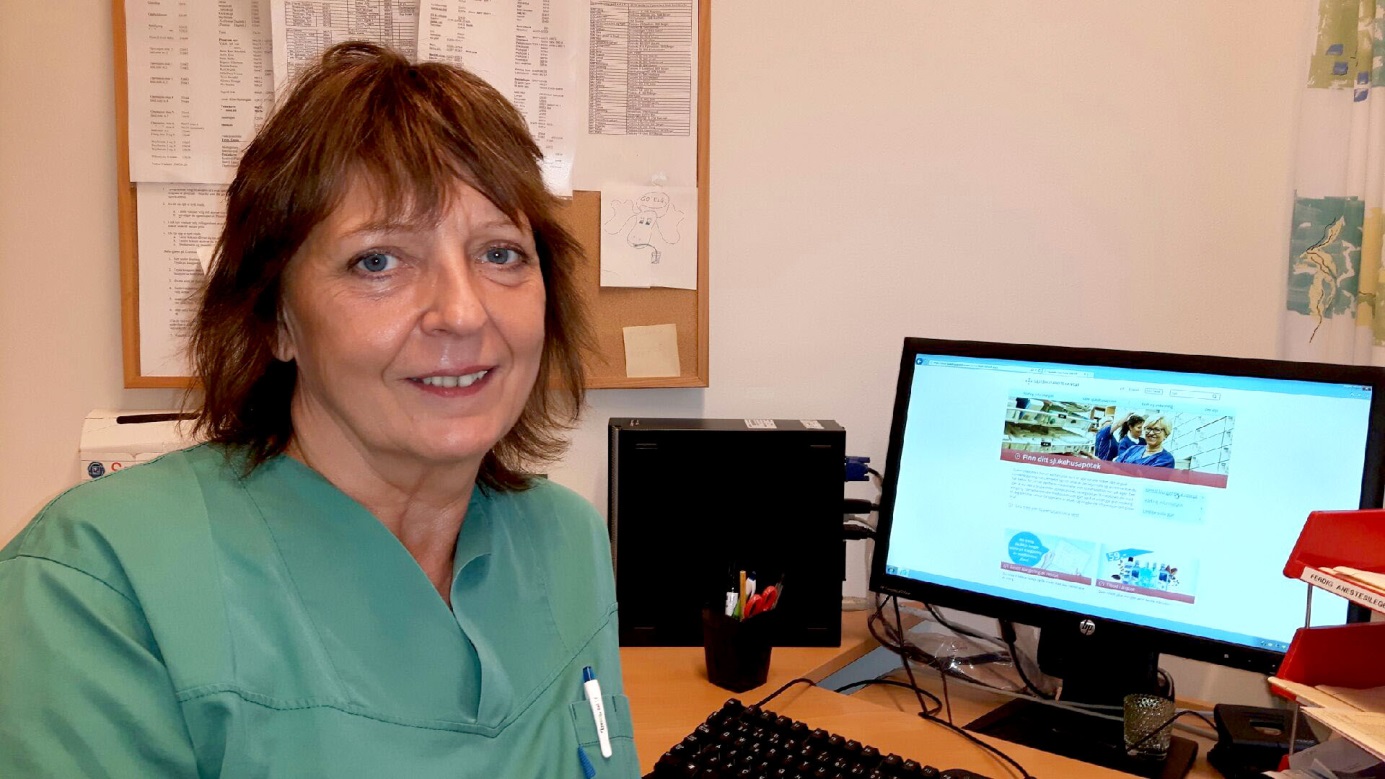 En person som sitter ved et skrivebord