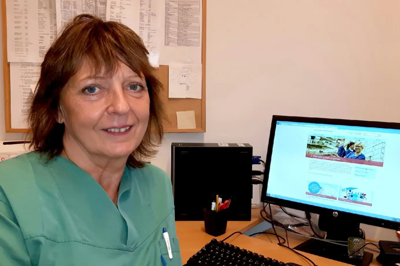 En person som sitter ved et skrivebord