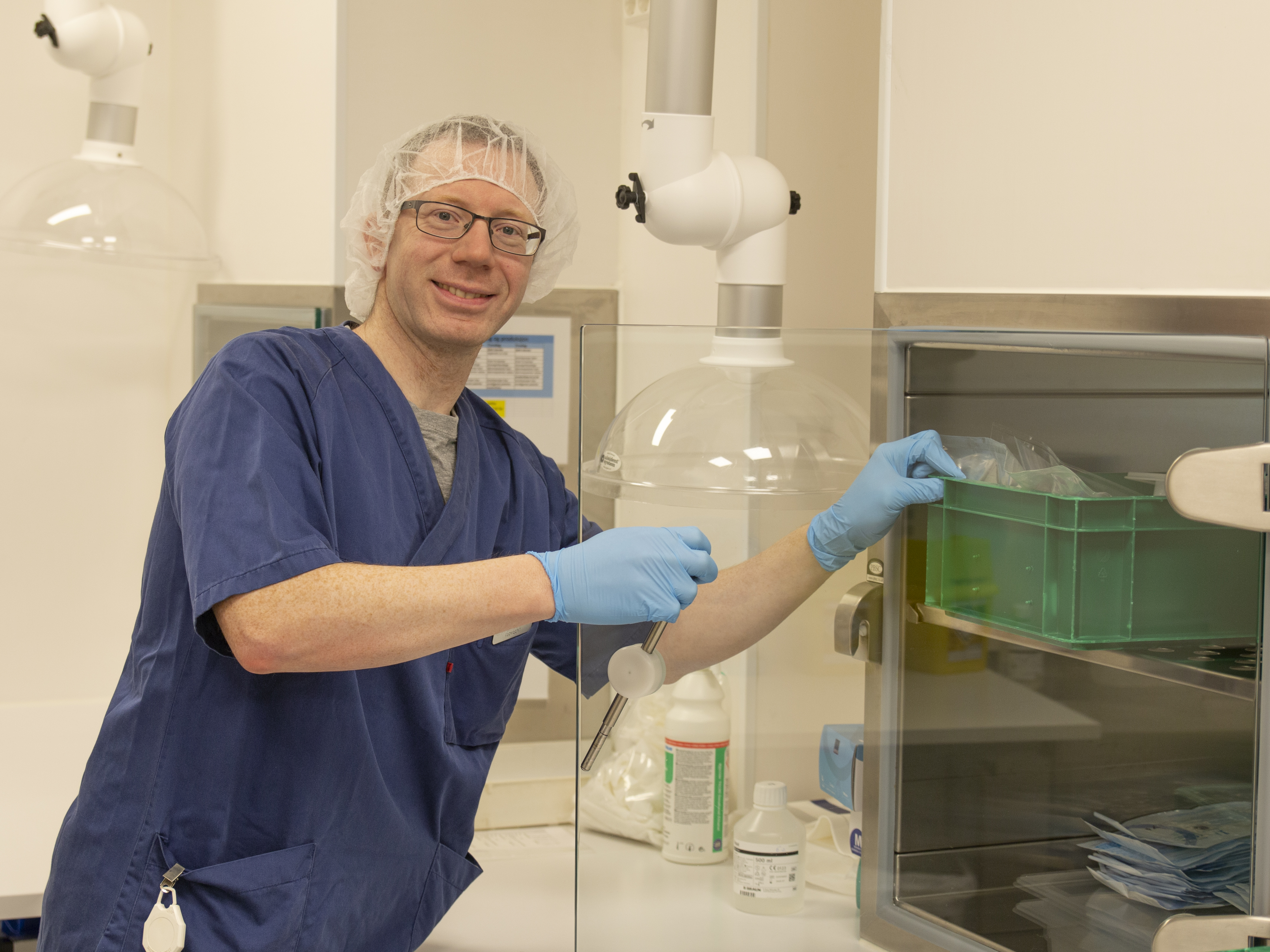 Eirik er i produksjonsrommet og har fått på seg hansker og hårnett.