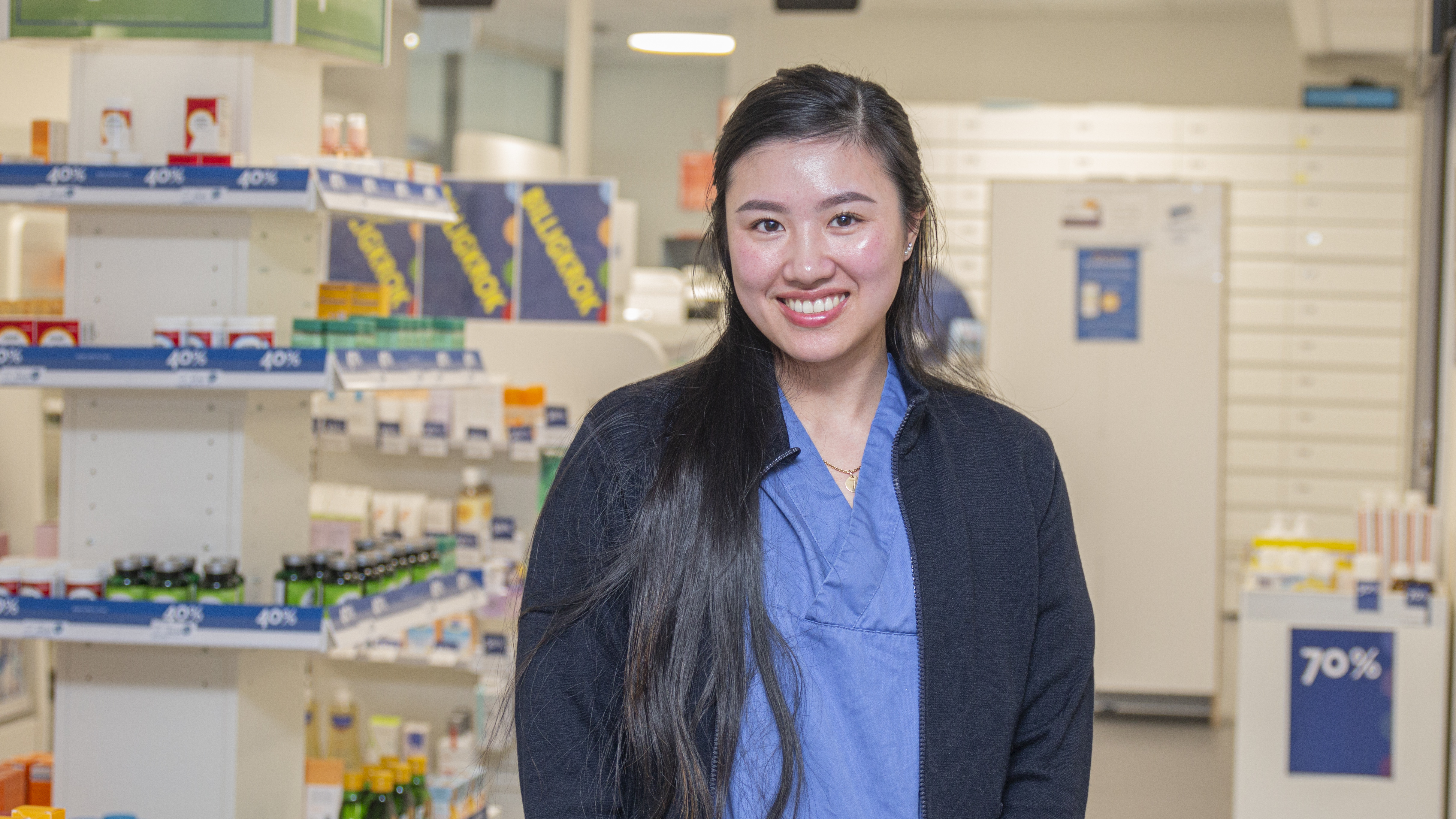 Thiet Dang poserer foran apoteket på Haraldsplass