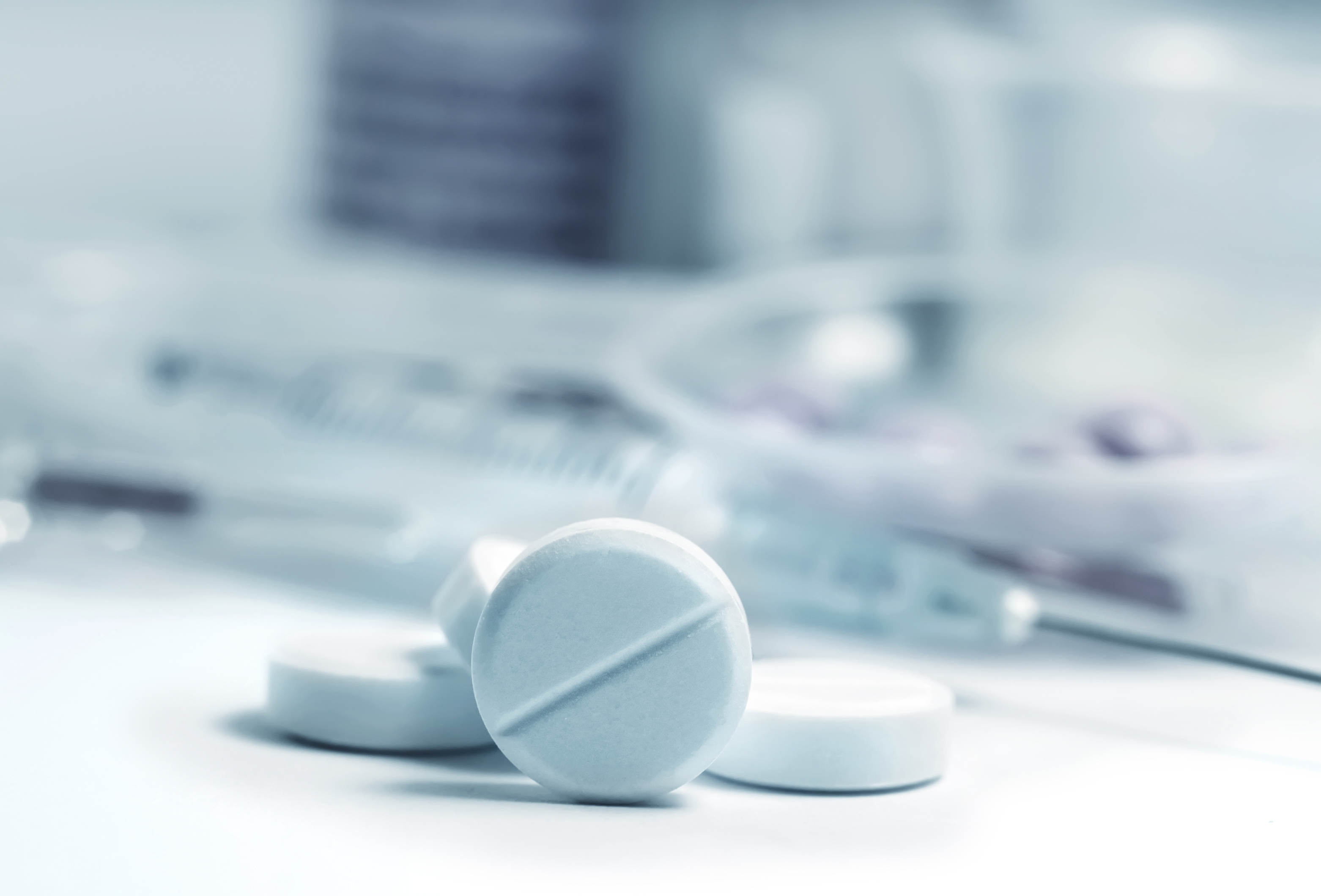 Et nærbilde av en hvit pille