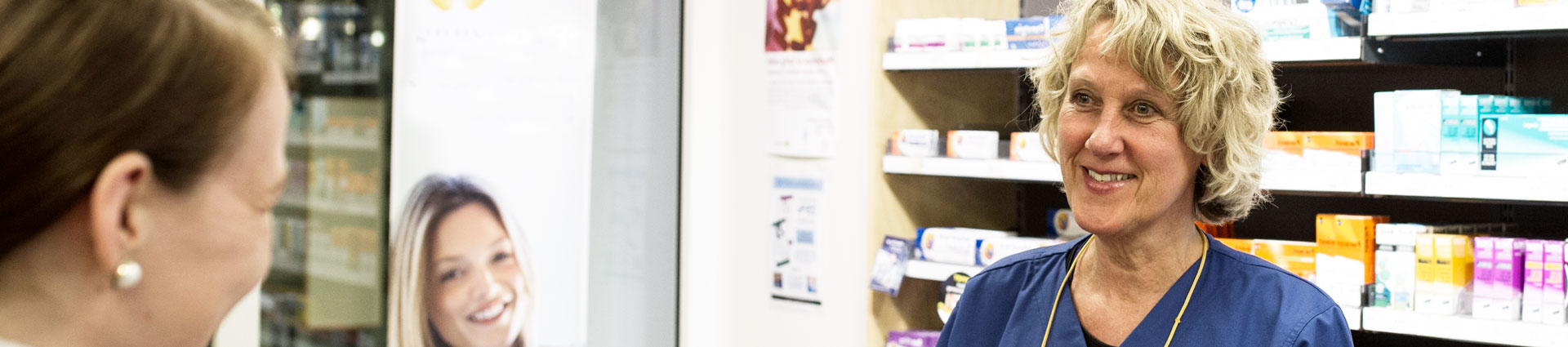 En person som smiler til en annen kvinne