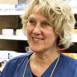 En person som smiler til en annen kvinne