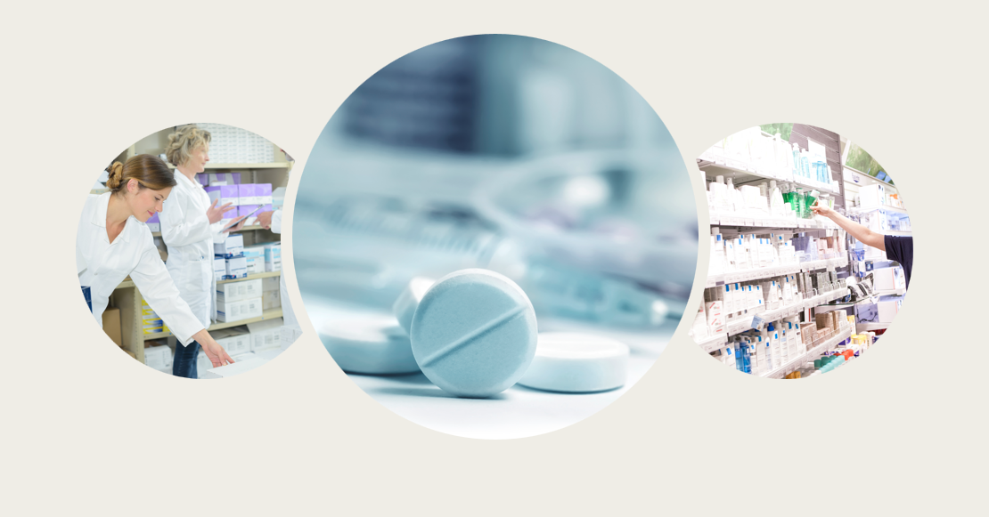 En person som ser på en globus