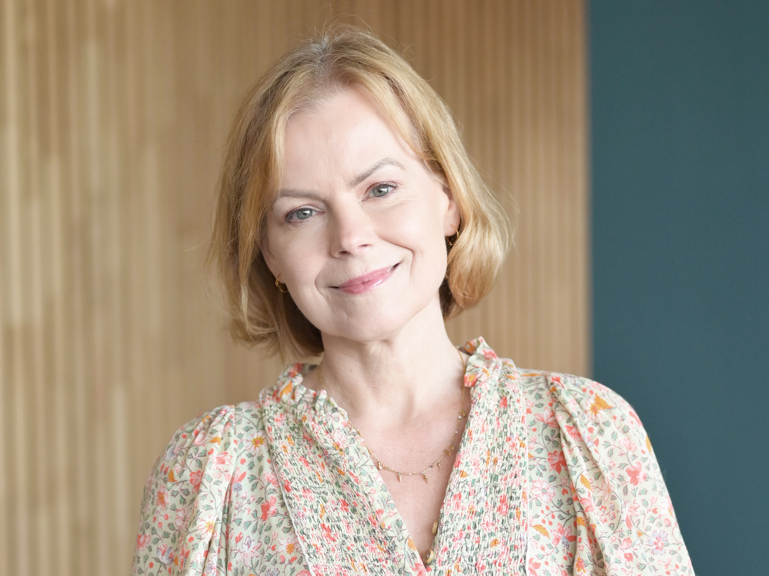 En kvinne som smiler til kameraet