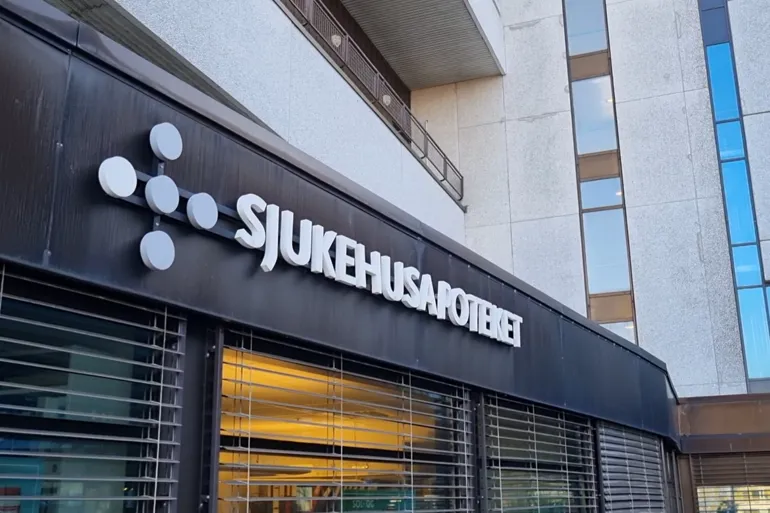 Et skilt på siden av en bygning