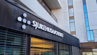 Et skilt på siden av en bygning
