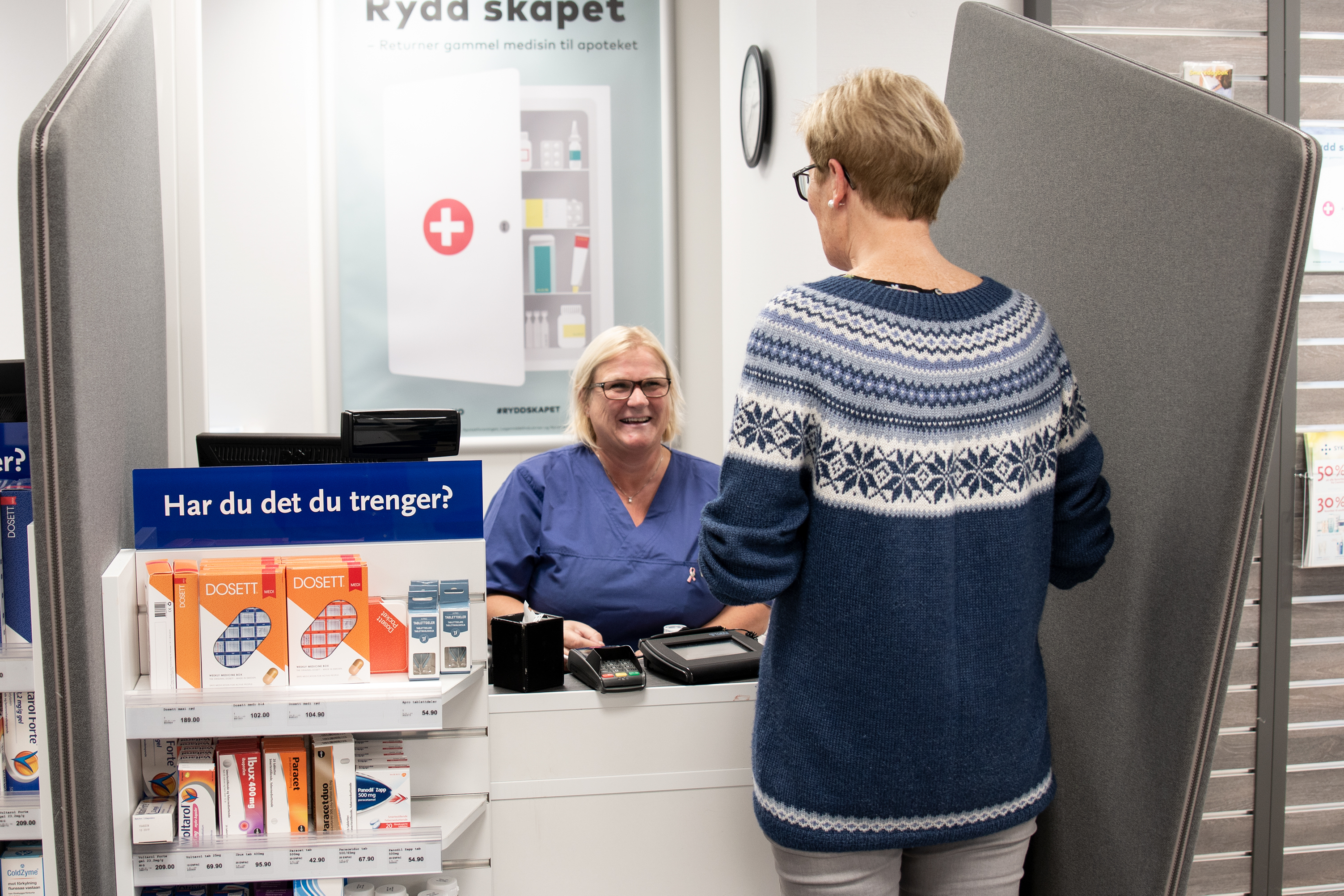 En person som ser på en person