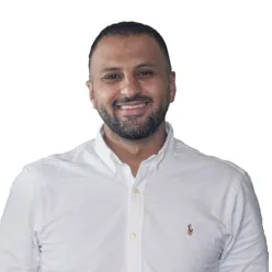 En mann som smiler til kameraet