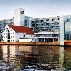 En bygning ved siden av en vannmasse