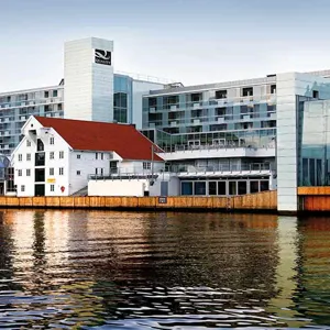 En bygning ved siden av en vannmasse